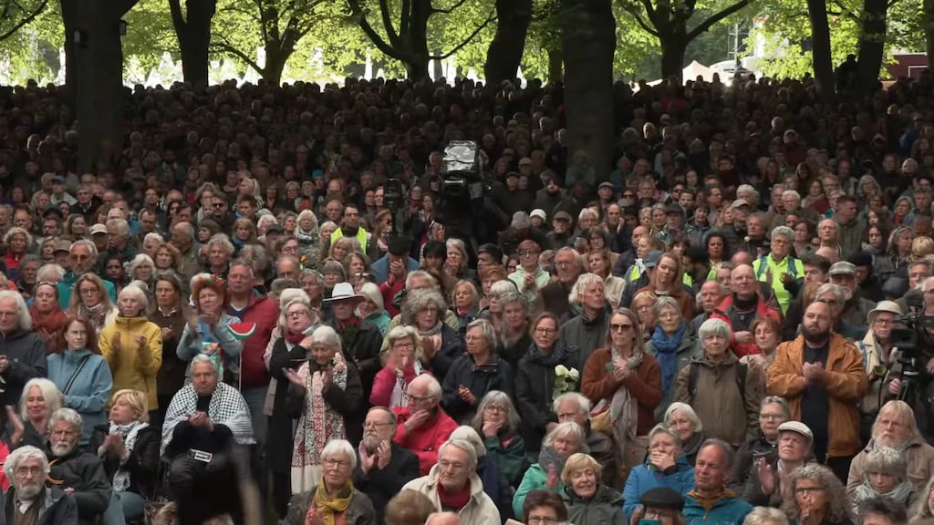 Alternatieve dodenherdenking druk bezocht: 'Wat betekent nooit meer?'
