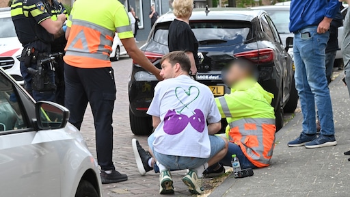 Twee verkeersregelaars aangereden, man stopte niet bij wegversperring