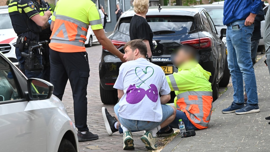 Twee verkeersregelaars aangereden, man stopte niet bij wegversperring