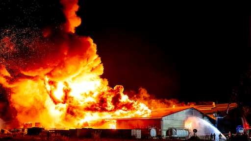 Vuurzee in Dongen: bedrijfspand volledig in brand