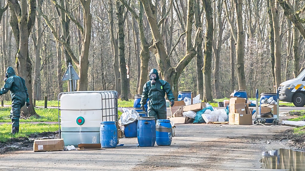 Een opruimactie in Spaarnwoude na vondst van drugsafval in 2024.
