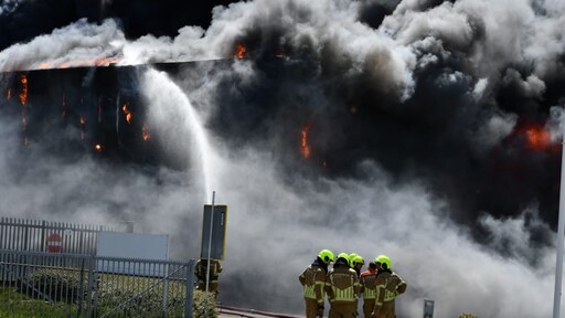 Grote brand bij winkelpand Jysk in Horst, A73 afgesloten om rook