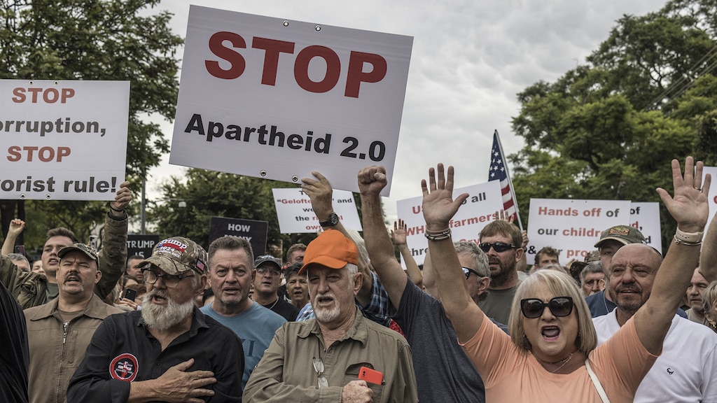 Demonstrerende Afrikaners vinden dat de Apartheid zich nu tegen hen richt.