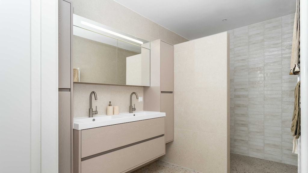 De nieuwe badkamer met inloopdouche