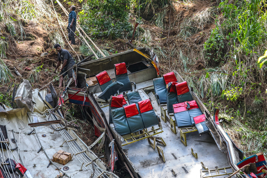 Bus stort van klif in Sri Lanka, 21 doden en zeker 14 gewonden