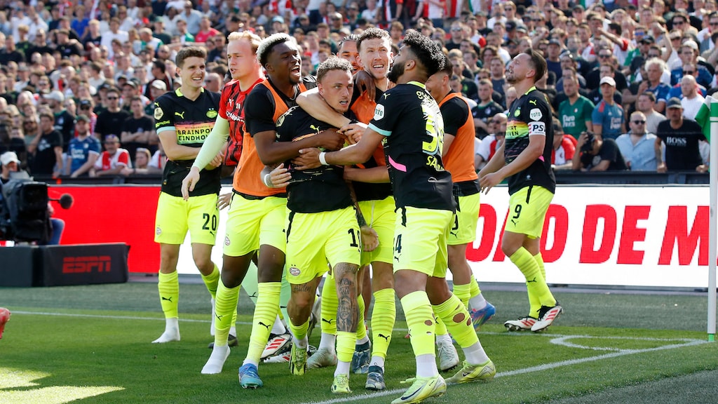 PSV legt druk bij Ajax, Eindhovenaren winnen in extremis bij Feyenoord