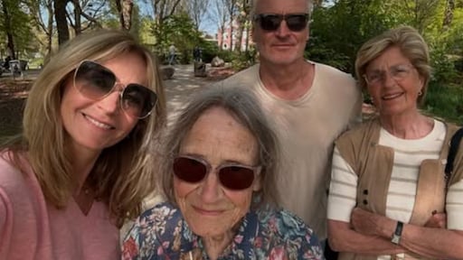 Bekende Nederlanders zetten moeders in het zonnetje: 'Ik hou zielsveel van haar'