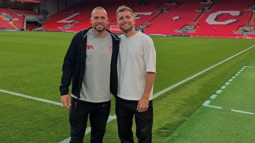 John Heitinga geeft Freek Rikkerink tour door stadion Anfield: 'Wat een club'