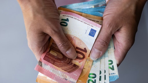 Minder winkels en apotheken accepteren cash geld