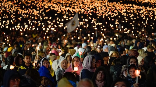 Honderdduizenden pelgrims in bedevaartsoord Fátima bidden voor nieuwe paus