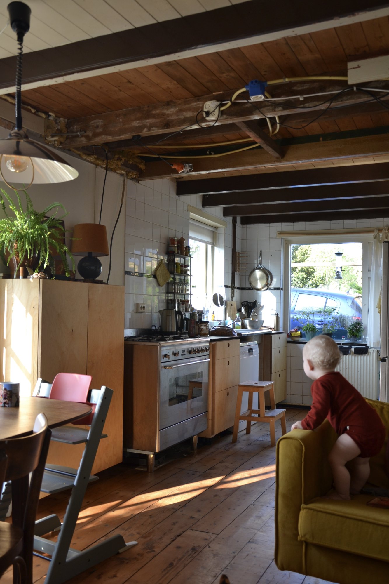 De noodkeuken, met op de voorgrond zoon Pelle.