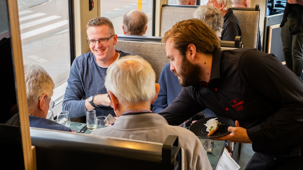 Al rijdend worden de gerechten dan geserveerd.