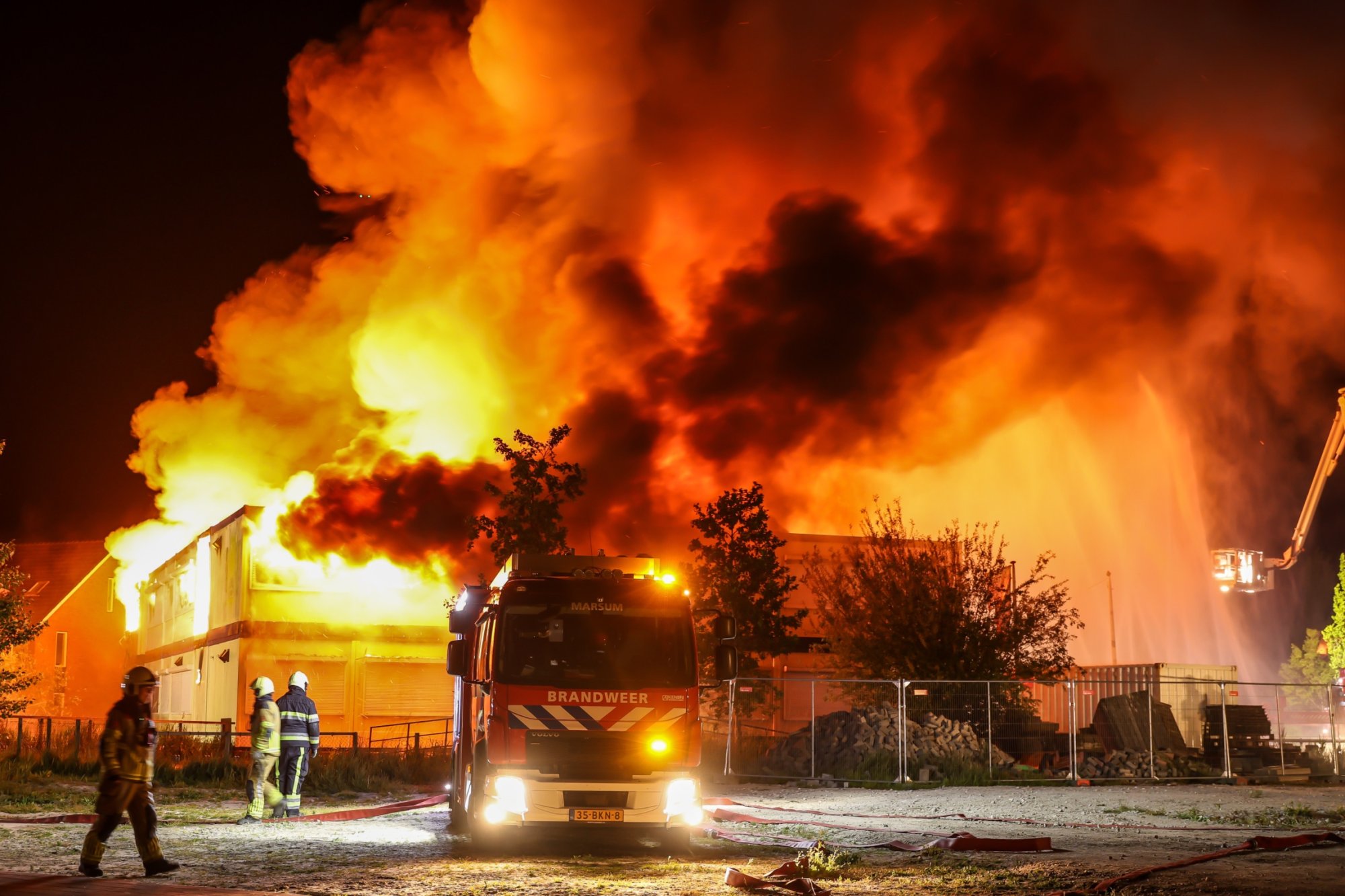 Grote brand verwoest noodlokalen basisschool Leeuwarden