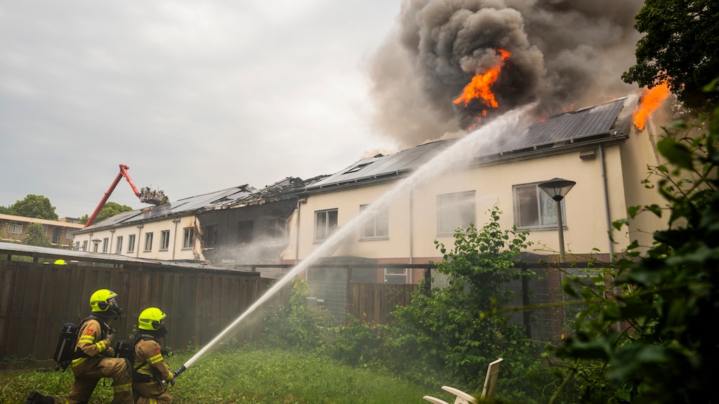 De brandweer blust de brand in Arnhem in 2023.