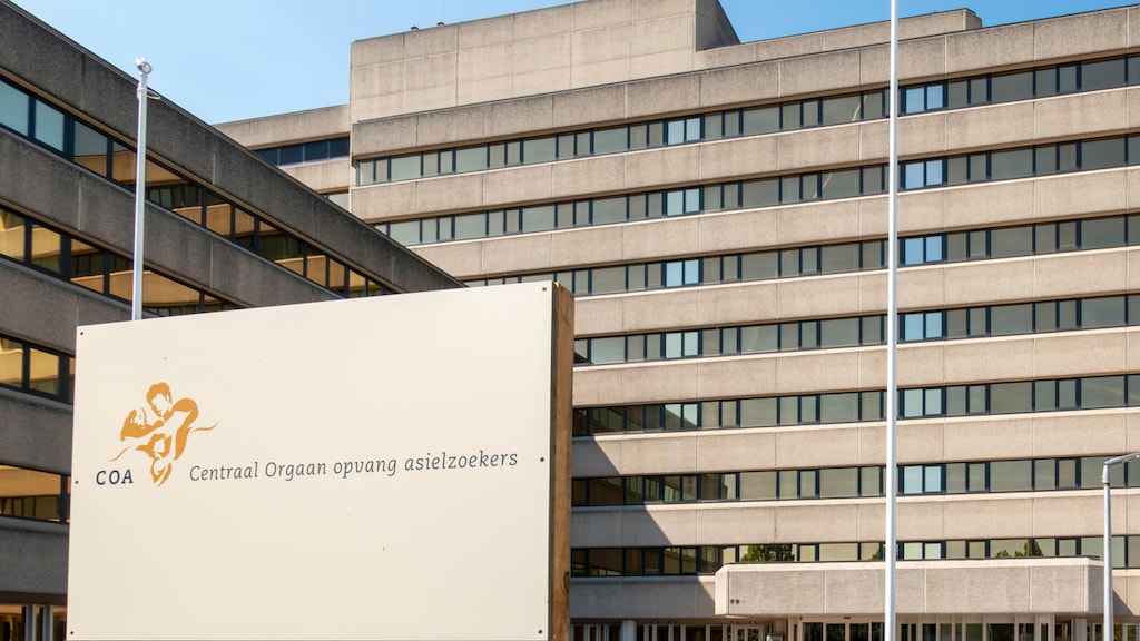 Het Einsteinkantoor in Amsterdam is nu een AZC met woonruimte voor 650 mensen.