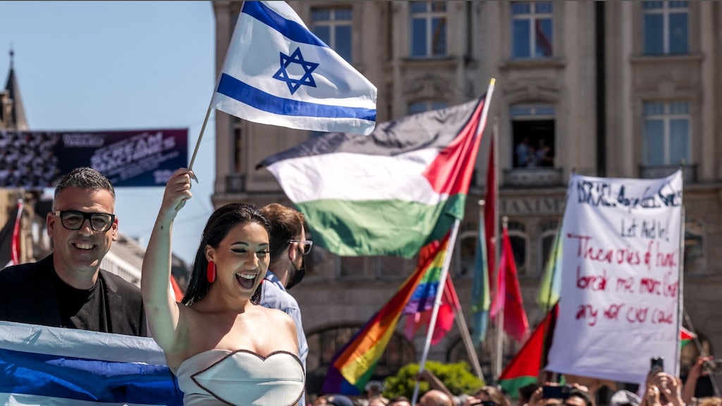 De Israëlische zangeres Yuval Raphael zondag tijdens de openingsceremonie.