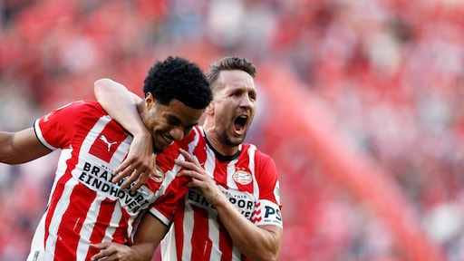 Ajax geeft zege in slotminuten uit handen, PSV kan zondag kampioen worden