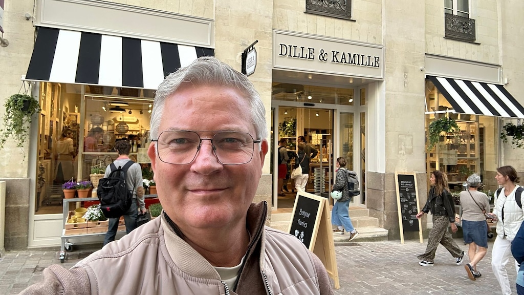 Directeur Hans Geels voor de net geopende winkel in Nantes.