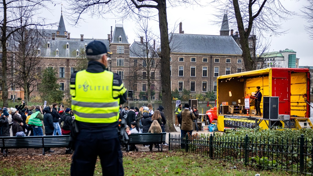 Inspectie: 'Duidelijke regels nodig voor politietaken bij demonstraties'