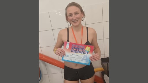 Asja had geen zwemdiploma en kreeg watervrees: 'Over 'n dijk rijden met mijn dochters? Vreselijk'