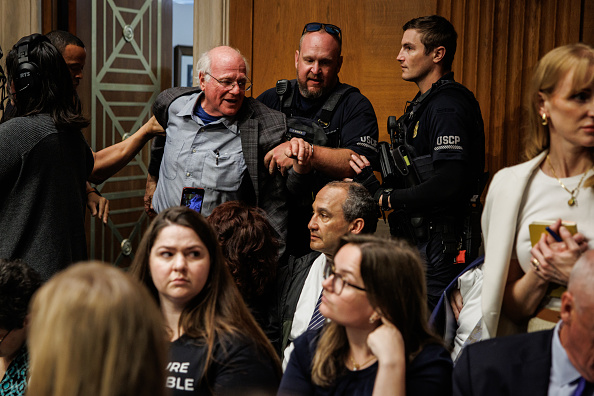 Ben & Jerry's-oprichter uit hoorzitting gezet om protest tegen RFK Jr.