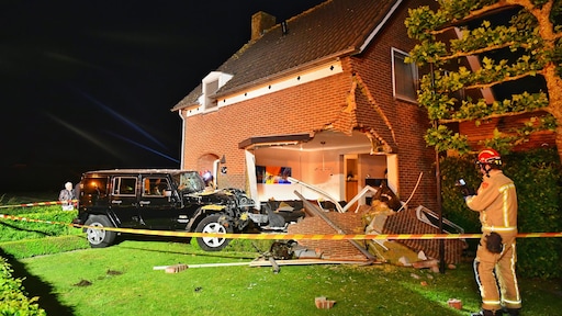 Jeep ramt gevel woning in Budel, bewoners ongedeerd