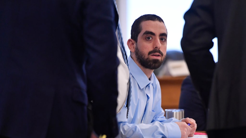 Hadi Matar, de man die Rushdie neerstak, tijdens een eerdere zitting in februari