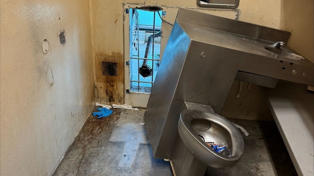 Gevangenen ontsnappen uit gevangenis New Orleans door gat in muur