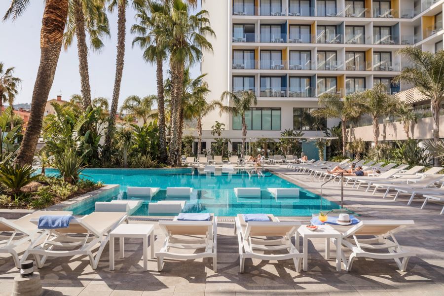 Zonder spetterende kinderen kun je zelfs in het water lekker op een bedje liggen.