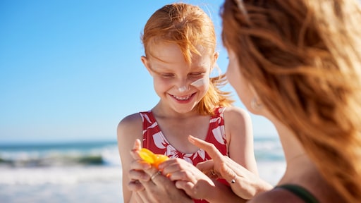 Een fles voor de ouders, een fles voor de kinderen: is aparte zonnebrandcrème écht nodig?
