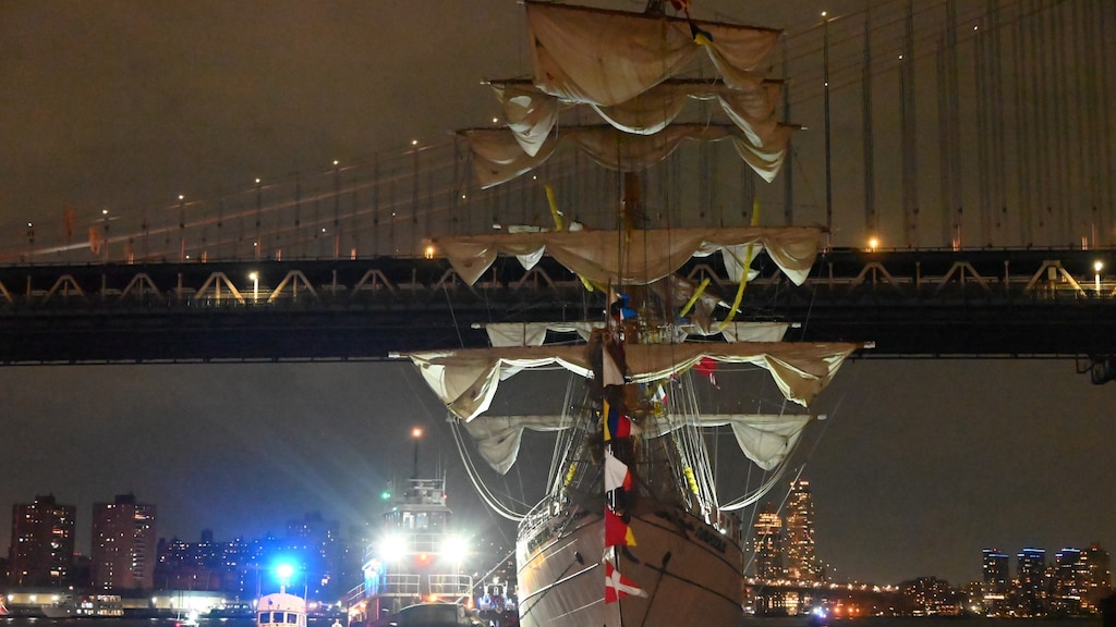 Groot zeilschip botst tegen Brooklyn Bridge in New York, doden en gewonden