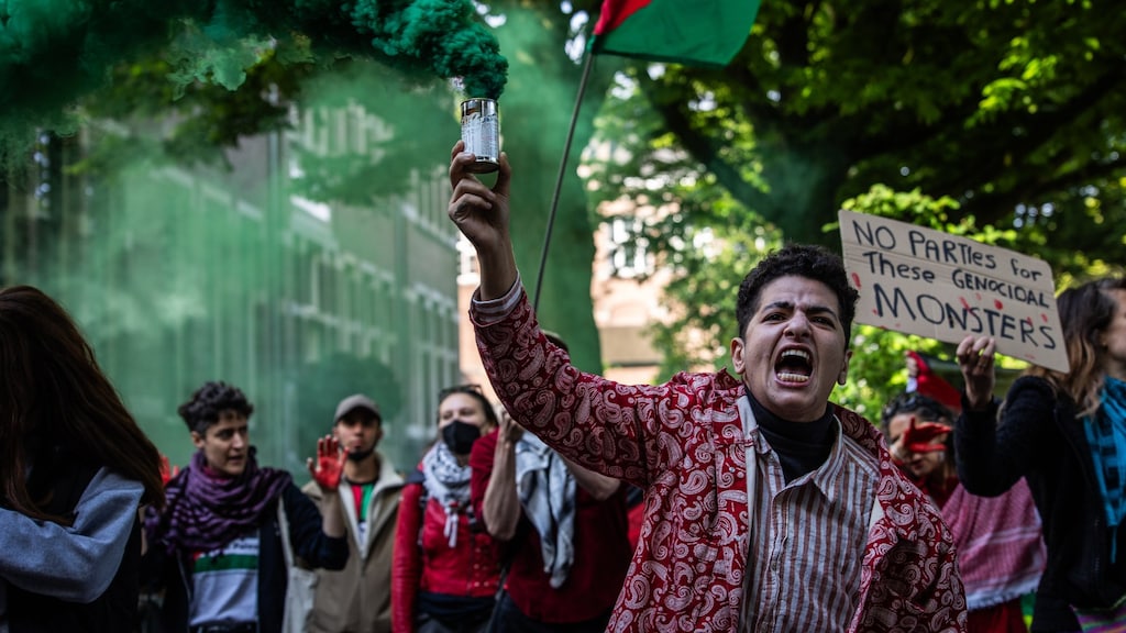 Rode verf en leuzen bij pro-Palestijnse demonstratie tegen CIDI-bijeenkomst