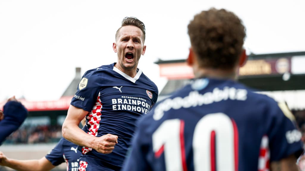 PSV pakt 26ste landstitel na bloedstollende slotwedstrijd in eredivisie