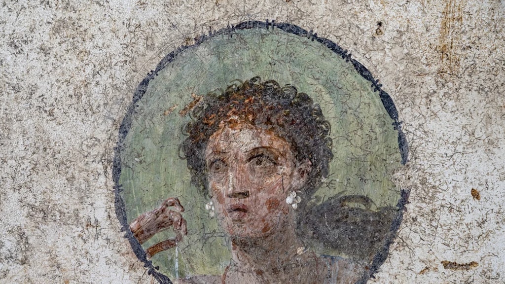 Het statige huis bevatte veel gedetailleerde fresco's.