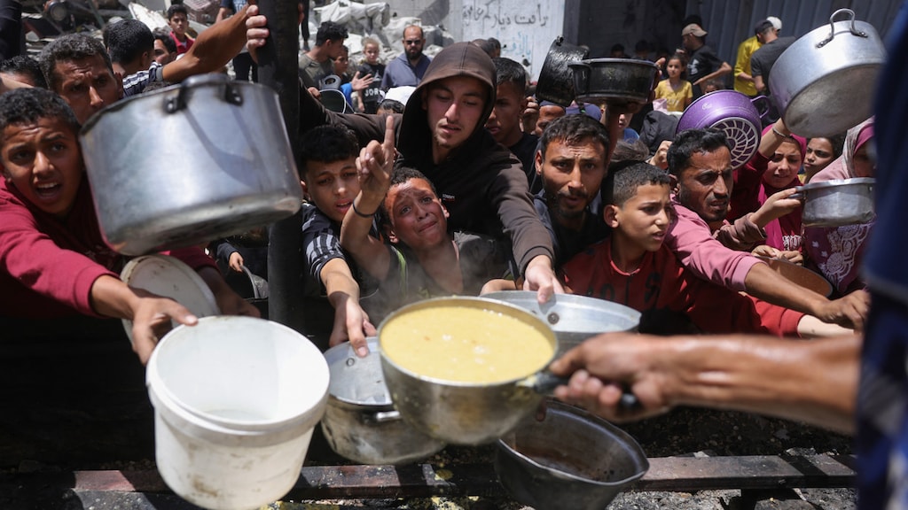 Vijf vrachtwagens met noodhulp rijden Gaza binnen: 'Veel te weinig, veel te laat'