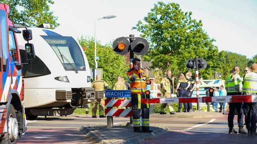 Jongen botst met step tegen trein in Buitenpost, zwaargewond naar ziekenhuis