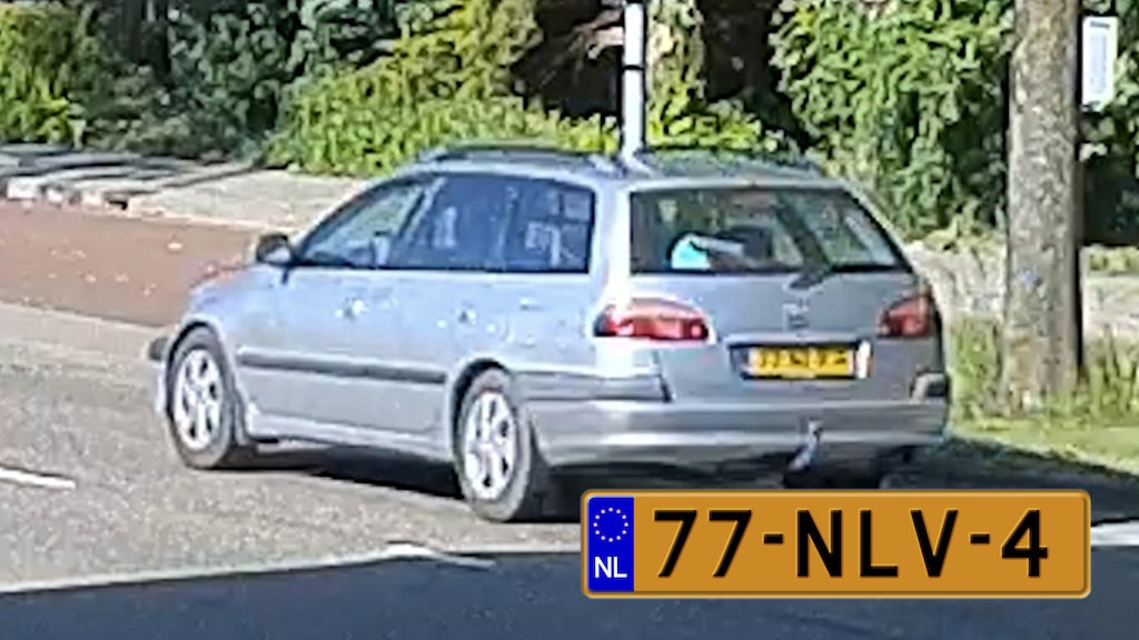 De auto toen hij langs een tankstation reed.