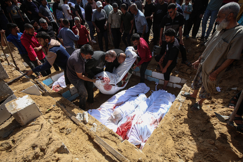 Doden worden in massagraven begraven na de aanval op Jabalia waarbij ook de familie van Akram omkwam.