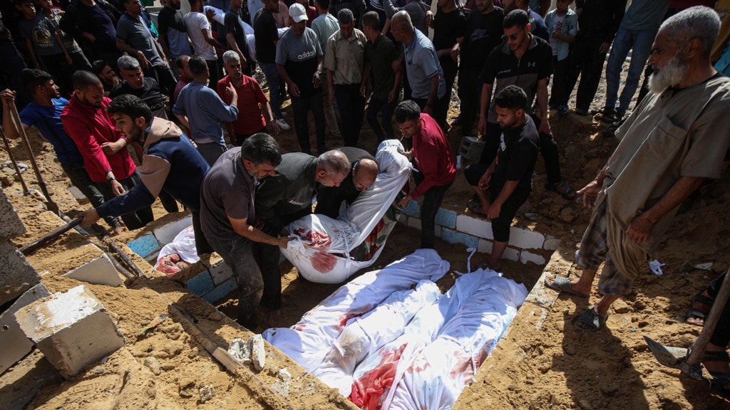 Doden worden in massagraven begraven na de aanval op Jabalia waarbij ook de familie van Akram omkwam.