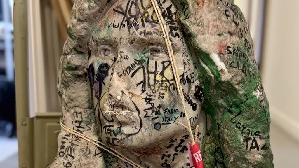 Gestolen buste van graf Doors-zanger Jim Morrison na 37 jaar teruggevonden