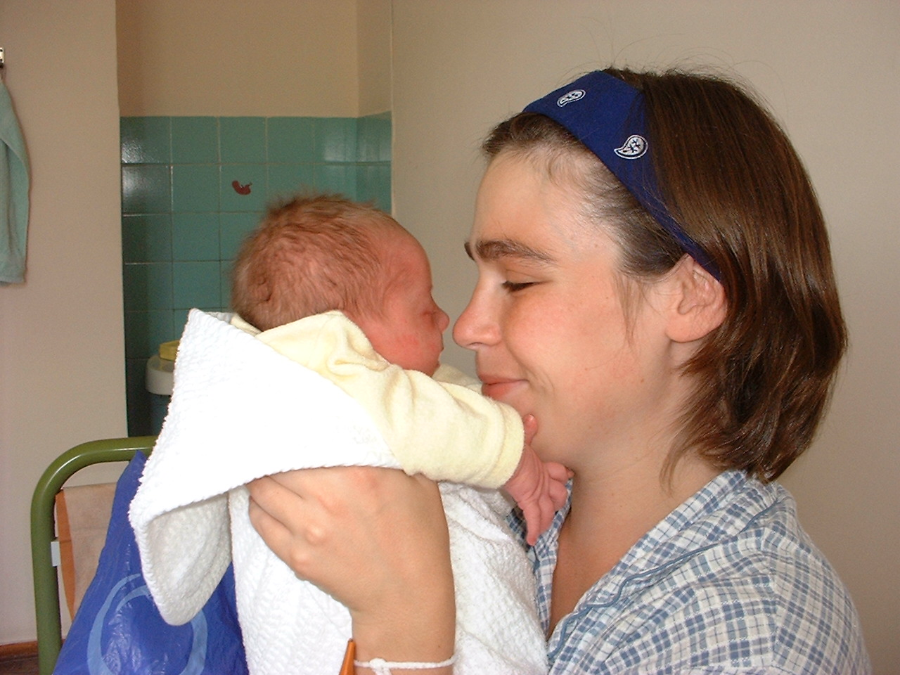Arenda met de twee dagen oude Petro in de kraamkliniek.