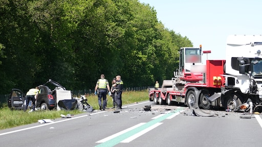 Twee doden bij frontale botsing vrachtwagen en auto op N34