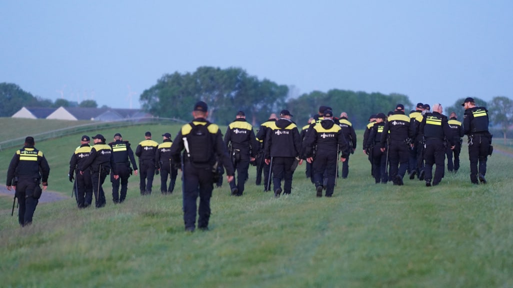 De massale zoektocht naar de kinderen in beeld.