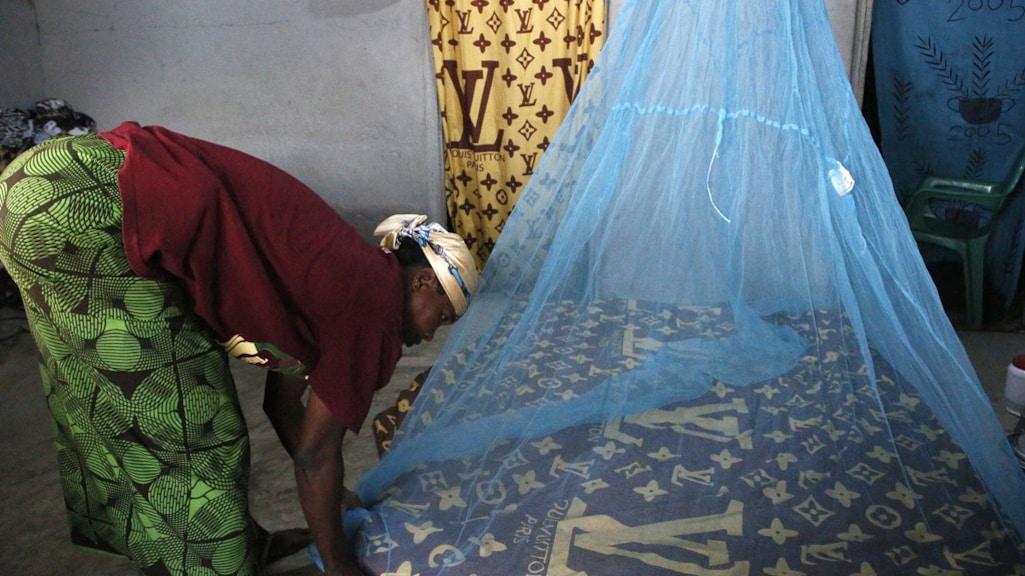 Nieuw plan tegen malaria: medicijnen toedienen aan muggen via klamboes