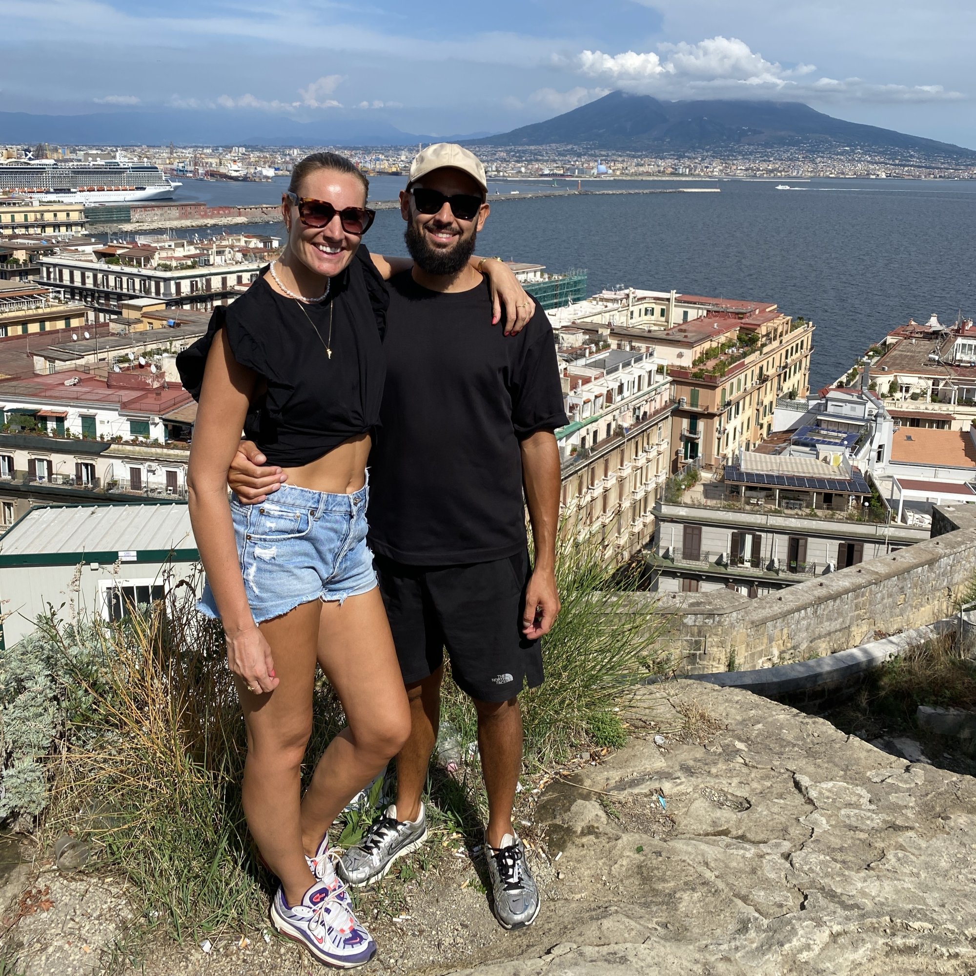 Iris en Joël met op de achtergrond de Vesuvius.