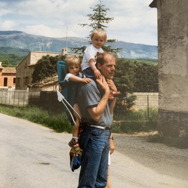Manon op de nek van haar vader in Frankrijk in 1997.