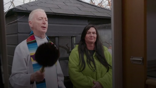 Louisa Janssen laat camper zegenen door priester in Terug Naar Het Kamp: 'Een eer'