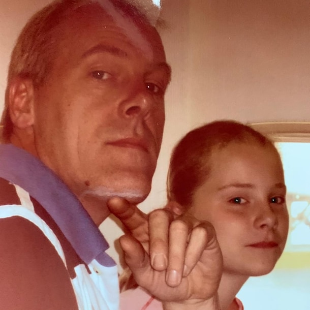 Manon in het vliegtuig met haar vader onderweg naar Oostenrijk.