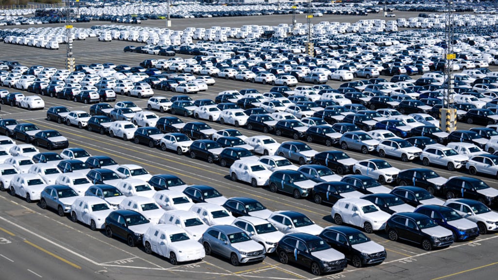 Duitse auto's bestemd voor de VS staan klaar in de haven van Bremen.