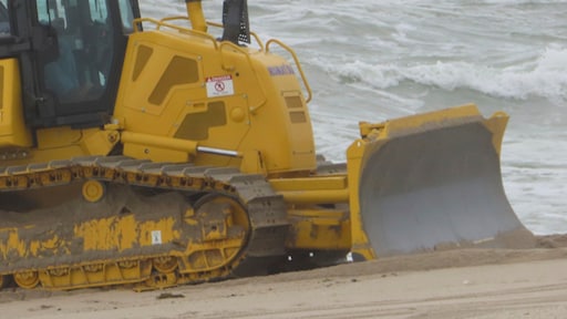 Vrouw overreden door bulldozer op Italiaans strand